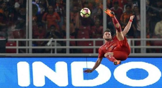 Pemain persija jakarta marko simic saat tendangan salto